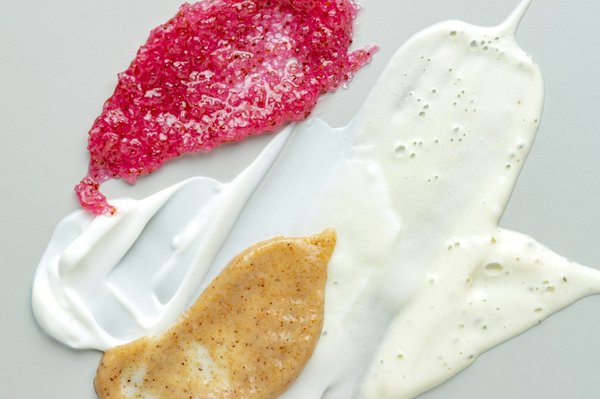 Comment préparer un exfoliant maison à base de sucre brun et de miel pour une peau douce?