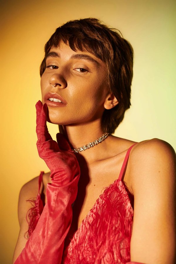 Comment marier des accessoires en or blanc avec une tenue de soirée noir et blanc?